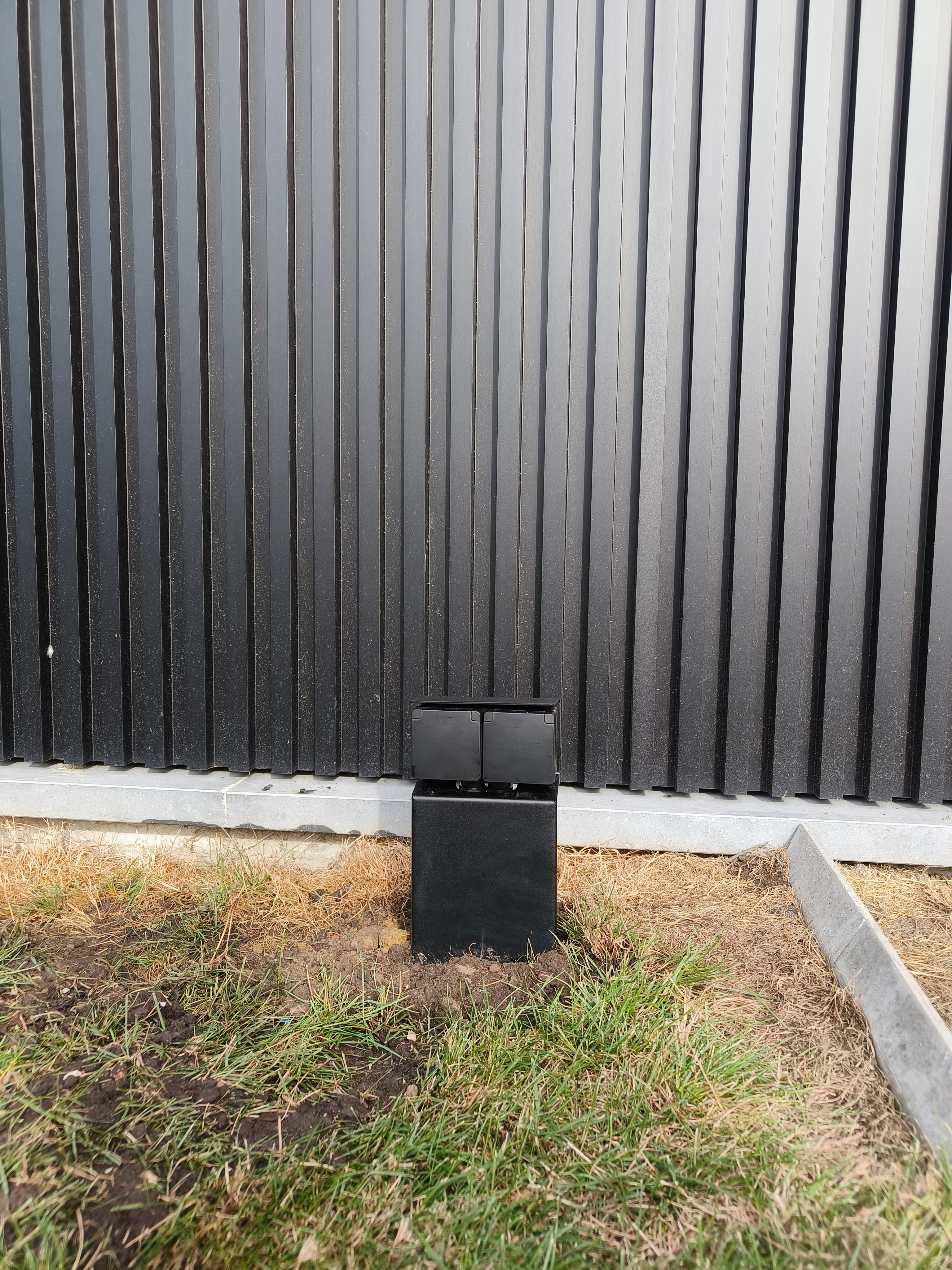 Waterdichte stopcontacten en tuinverlichting aangesloten